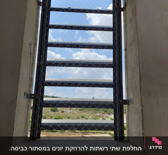 רשת מתכת על חלון למניעת כניסת יונים